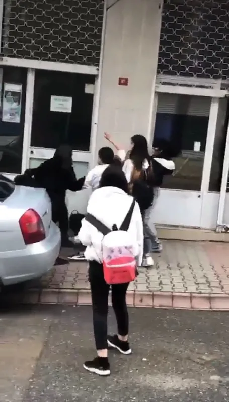 1616324813073.jpg Ümraniye'de genç kızların kavgası böyle görüntülendi! - 3