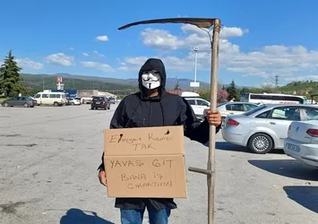 Düzce'de sürücülere maskeli tırpanlı uyarı