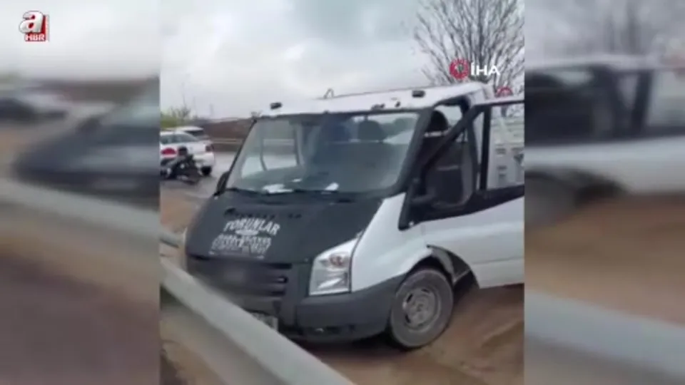 Kontrolden çıkan kamyonet direği devirdi