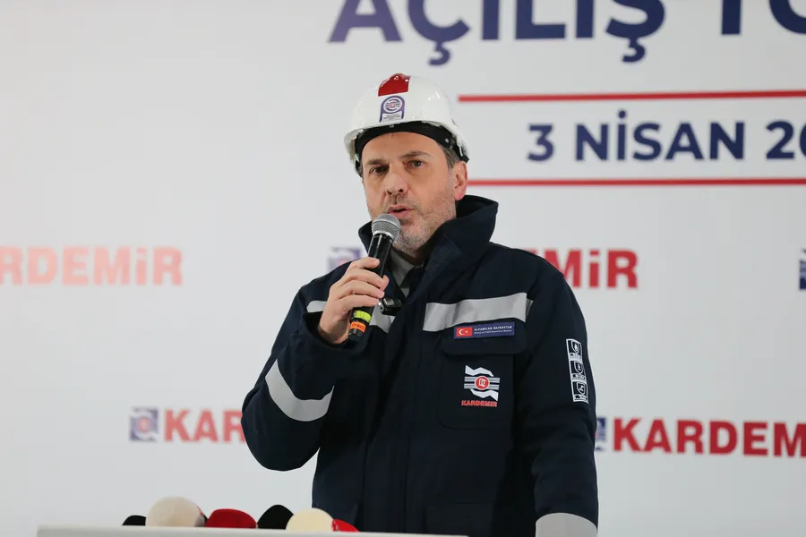 tam-bagimsiz-turkiye-yolunda-tarihi-esik-somalide-dev-sondaj-basliyor-1775241878019.jpg Enerji ve Tabii Kaynaklar Bakanı Alparslan Bayraktar, KARDEMİR 2 No'lu Sürekli Döküm Makinesi açılış törenine katıldı. Bakan Bayraktar, törende konuşma yaptı (AA)