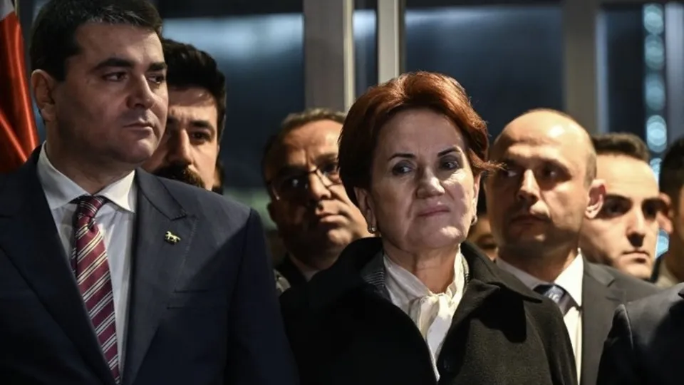 İşte İYİ Parti lideri Meral Akşener'in yüz ifadesinin perde arkası: Masaya oturmaya zorlandı | "Sebebi ters ışık değildi"