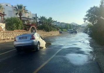 Bodrum'da ana isale hattı patladı! Çöken yola araç düştü