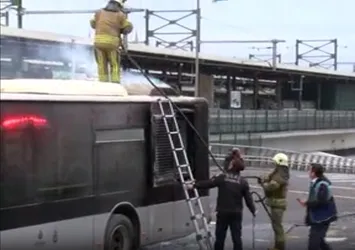 Kadıköy’de metrobüs yangını