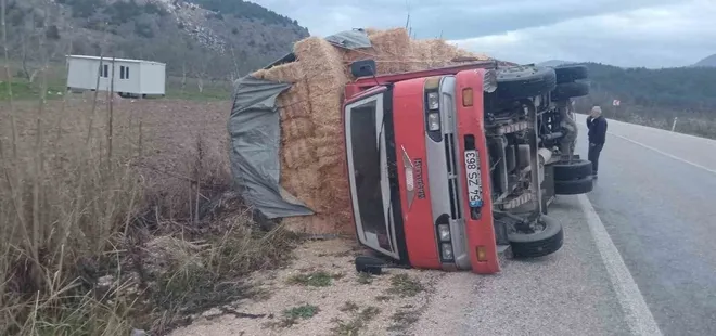Bilecik'te saman yüklü kamyon devrildi