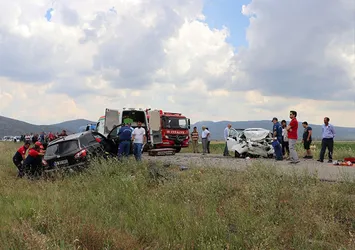 Denizli'de cip ile otomobil çarpıştı: 3 ölü