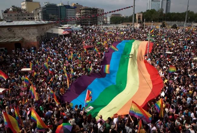 Boğaziçi eylemlerinde Kabe’ye saygısızlık yaparak gündeme gelen LGBT’yi CHP’li belediyeler finanse ediyor