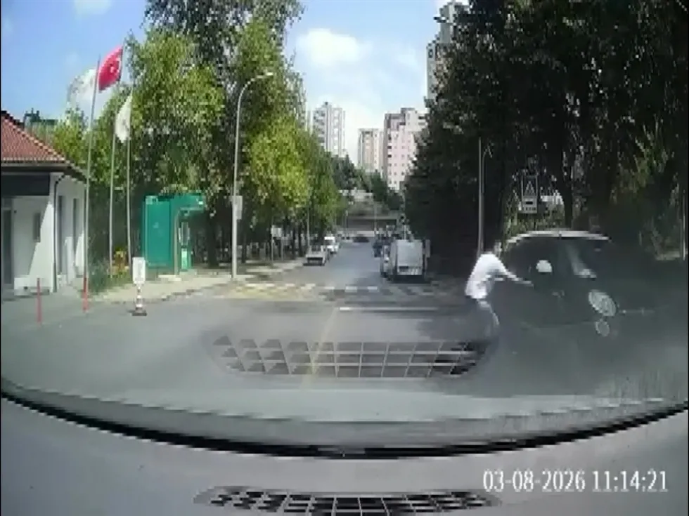 Faciaya ramak kala! Başakşehir'de kayan aracı son anda durdurduğu anlar kamerada - 4