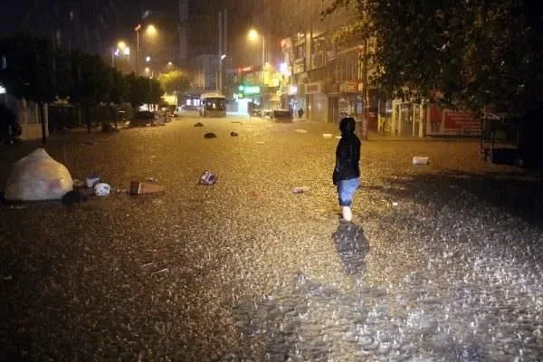 Zonguldak’ta yarım saatlik yağmur hayatı felç etti