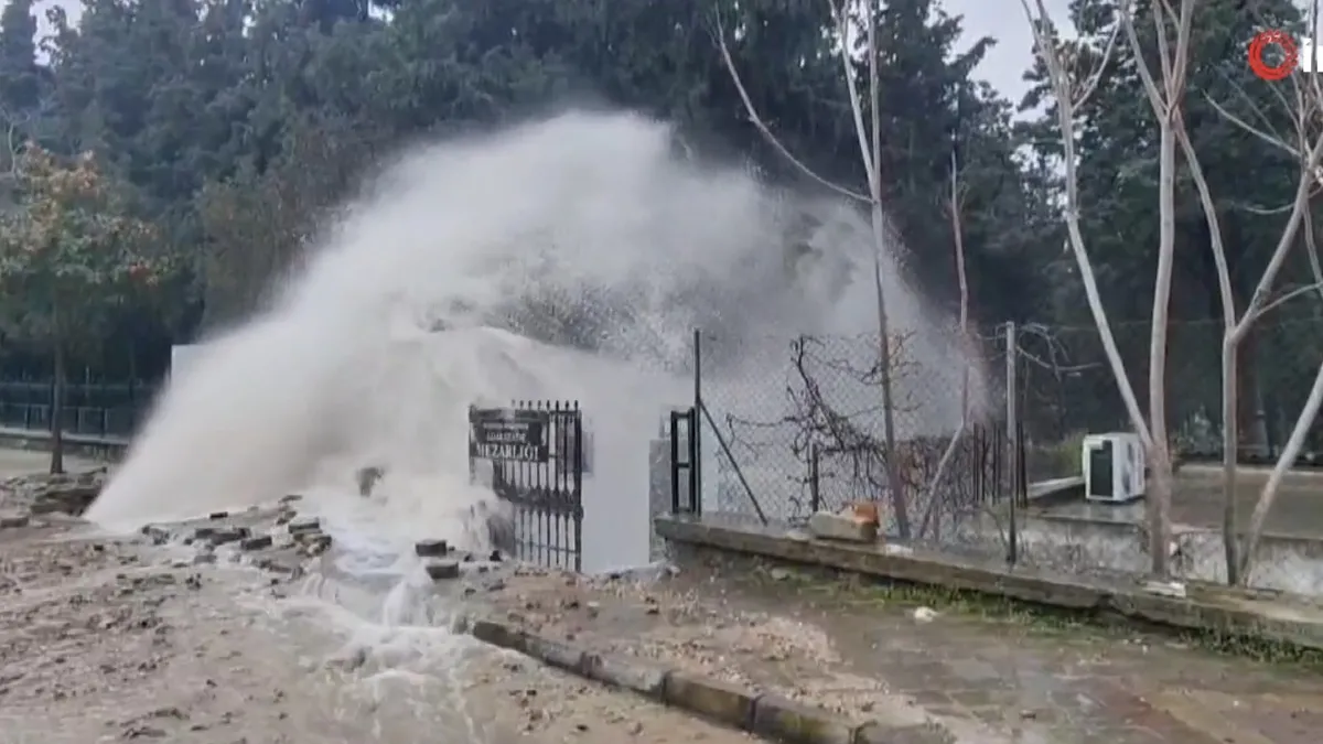 CHP'nin yönettiği Kuşadası'nda yine aynı manzara: İsale hattı patladı, mezarlığı su bastı