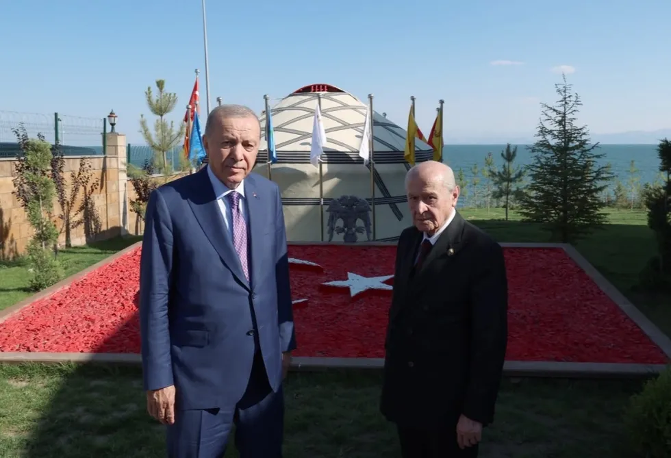 Ahlat'ta Cumhur Zirvesi! Başkan Erdoğan ve Bahçeli ile Devlet Bey Konağı'nda görüştü - 1
