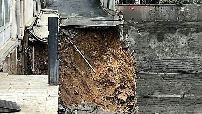 Kadıköy'de istinat duvarı çöktü: 5 katlı bina... - 2