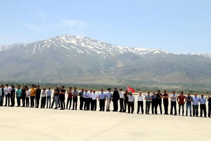 Erzincan'da Binali Yıldırım'a büyük ilgi! Yıldırım'ın yüzlerce hemşehrisiyle tokalaşması 1 saat 8 dakika sürdü