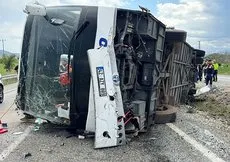 Kayganlaşan yolda yolcu otobüsü devrildi
