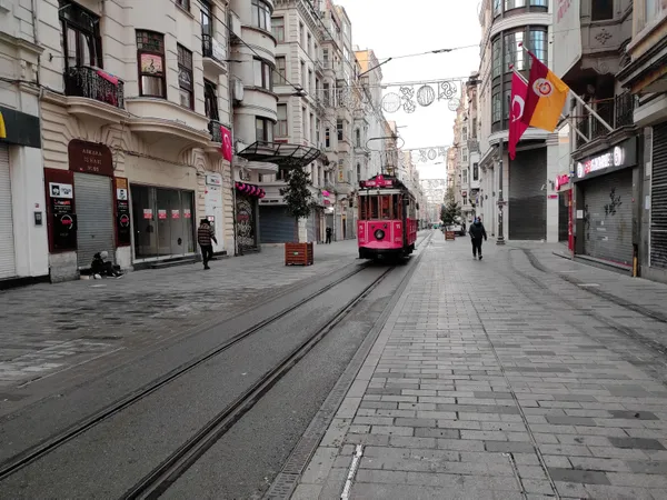 Sokağa çıkma kısıtlaması sona erdi! Kimler dışarıya çıkabilir? Yeni kısıtlama saat kaçta?