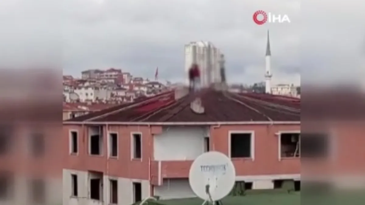 Yürekler ağza geldi! 3 küçük çocuk bina çatısında fotoğraf çekti