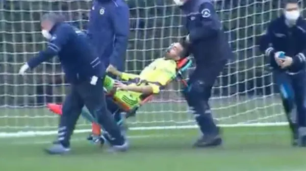 Fenerbahçe'de kaleci Harun Tekin hastaneye kaldırıldı - 1