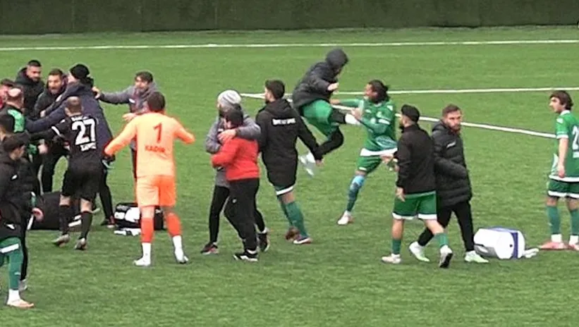 Amatör maçta yeşil saha boks alanına döndü! Tekme ve yumruklar havada uçuştu