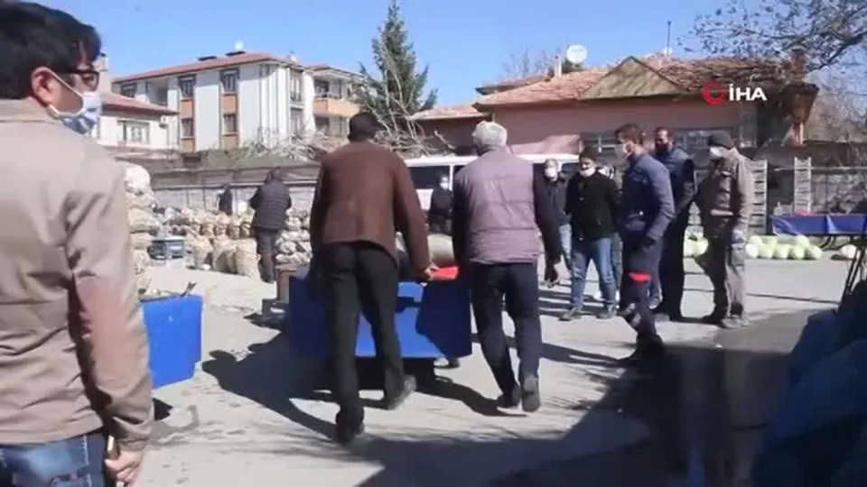 Erzincan’da ilginç görüntüler! Onlarca kilo ağırlığında balıkları görünce koronavirüsü unuttular |Video