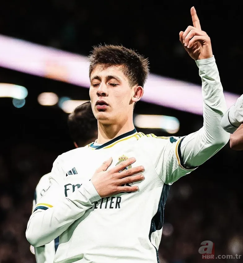 Arda Güler sevgilisiyle Bodrum'da! Böyle görüntülendiler... 4