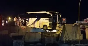 Faciadan dönüldü! Köprüde asılı kaldı