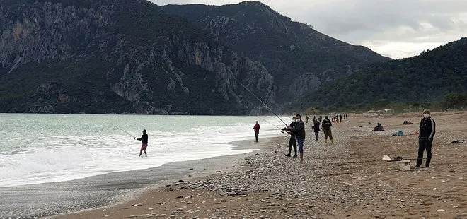 Antalya’da dalgalar levrek üretim çiftliğine zarar verdi! Halk sahile koştu