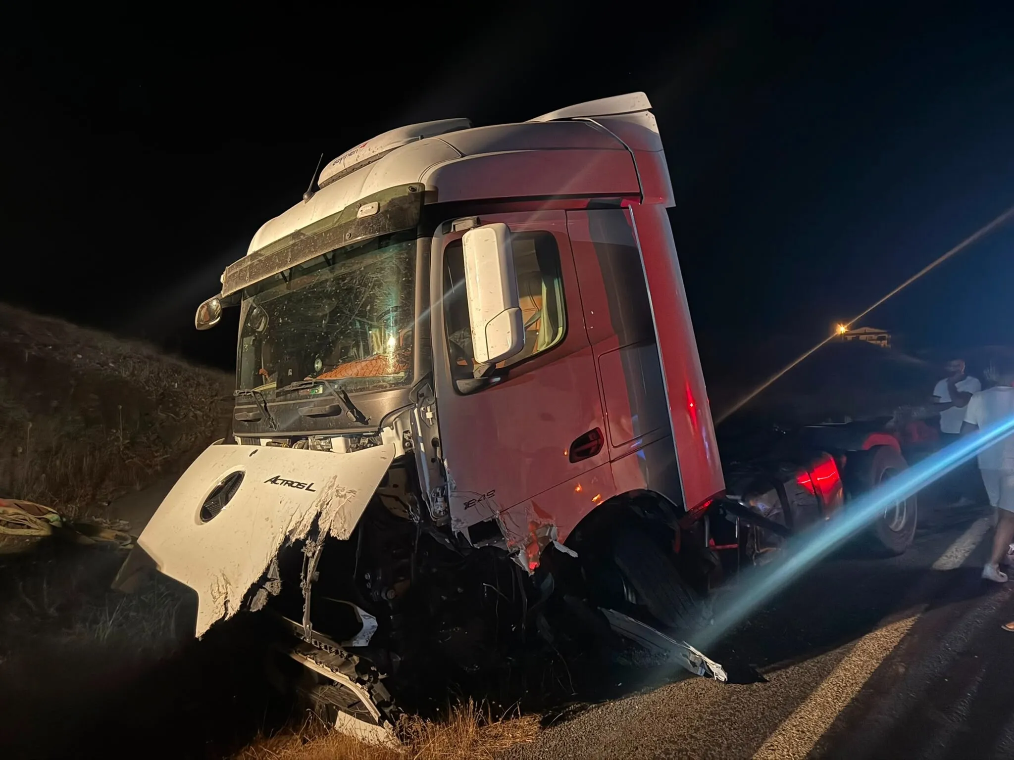Lice'de sollama sırasında otomobil ile TIR çarpıştı: 2 ölü, 1 yaralı