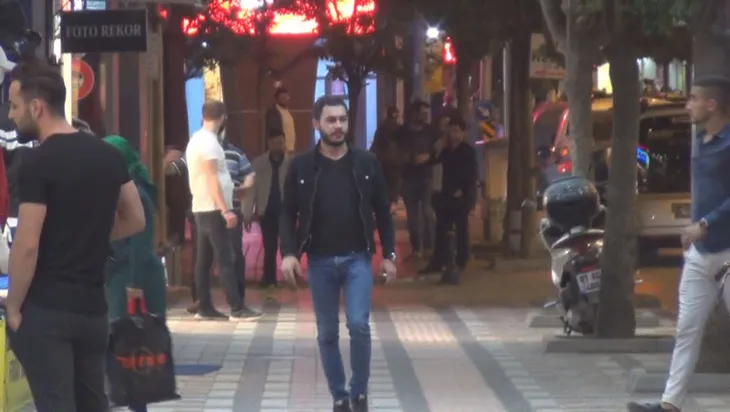 dehsete-dusuren-goruntu-maske-ve-sosyal-mesafe-kurallari-yok-sayildi-1589440320591.jpg Dehşete düşüren görüntü! Maske ve sosyal mesafe kuralları yok sayıldı - 1
