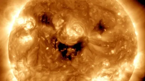 NASA’dan ilginç paylaşım! Güneşin gülümseyen görüntüsünü yakaladı