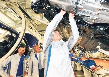 Otomotiv devi Volkswagen kaloriferleri kısıp mont dağıttı! Almanya'yı enerji krizi vurdu