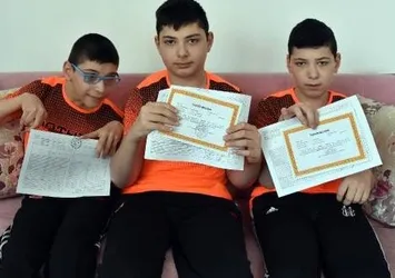 Evde eğitim gören üçüzlerin karne sevinci