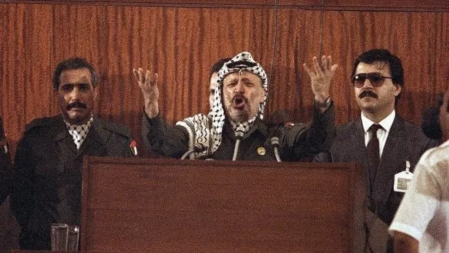 Yaser Arafat, Filistin Ulusal Konseyi'nin ilk oturumunda. 12 Kasım 1988