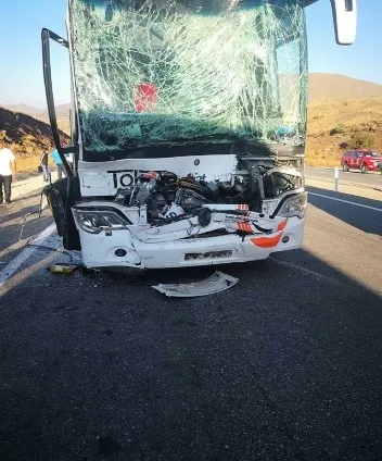 Erzurum'da otobüs ile TIR çarpıştı: 17 yaralı - 3