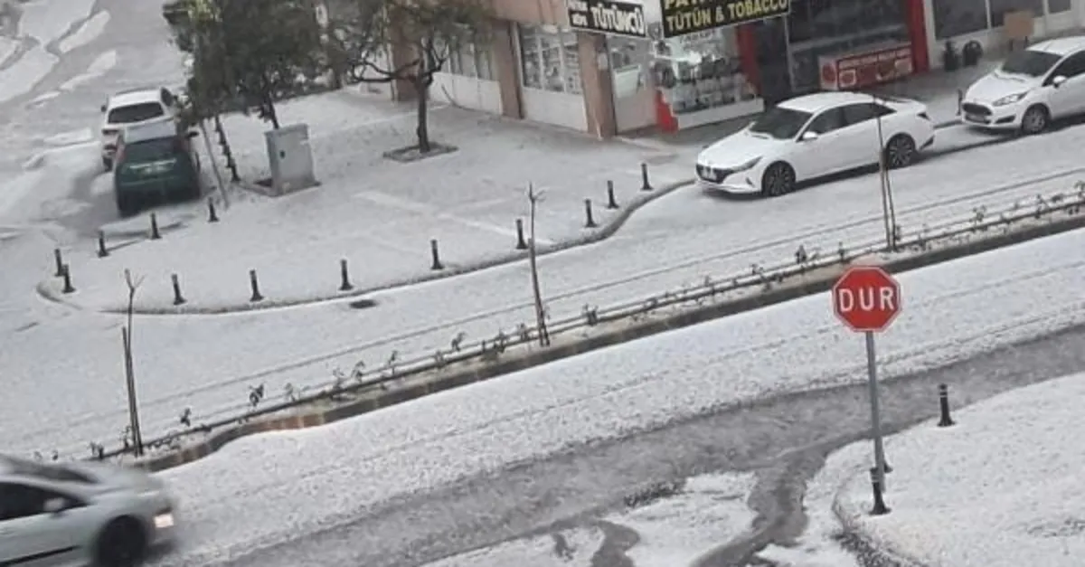 Maganav’ta dolu yağışı! İlçe beyaza boyandı