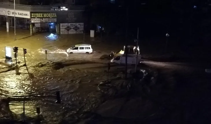 Antalya’da kuvvetli yağış sele neden oldu! Kumluca’da eğitime 1 gün ara verildi