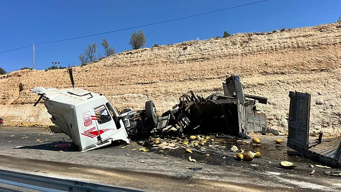 mersinde-yolcu-otobusu-ile-kamyon-carpisti-feci-kazada-olu-ve-yaralilar-var-1757770451295.jpeg Mersin'deki kazadan görüntü