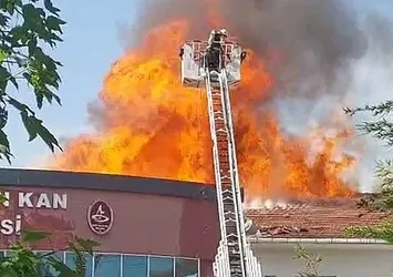 Kocaeli'de çatısı yanan lisede eğitime 2 gün ara