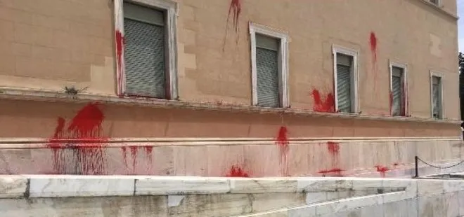 Yunan Parlamento binasına ‘kırmızı boyalı’ saldırı
