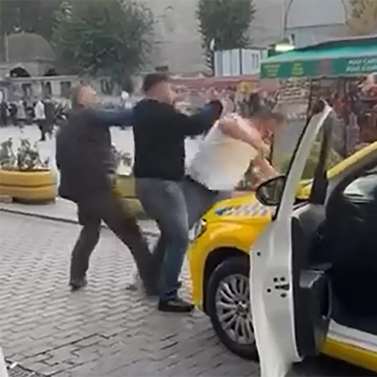 Taksicilerin 'yolcu alma' kavgasında yumruklar konuştu! O anlar kamerada