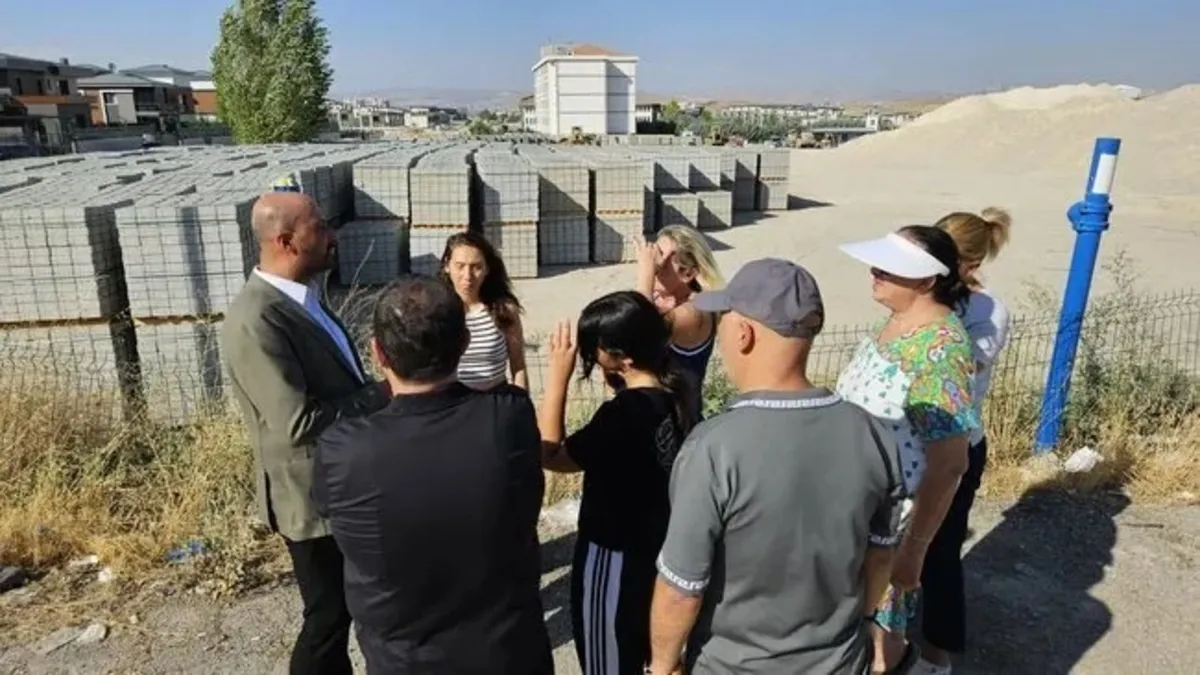 CHP'li Etimesgut Belediyesi'nde skandal! Vatandaş toz ve çamura mahkum oldu | Erdal Beşikçioğlu'na isyan: O koltukta oturmamalı