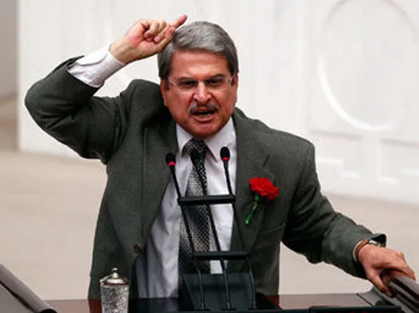 Akşener’in başdanışmanının HDP’yi aklama telaşı! Evlat nöbetini hedef aldı: O çocukları HDP’den istemek ne demek?