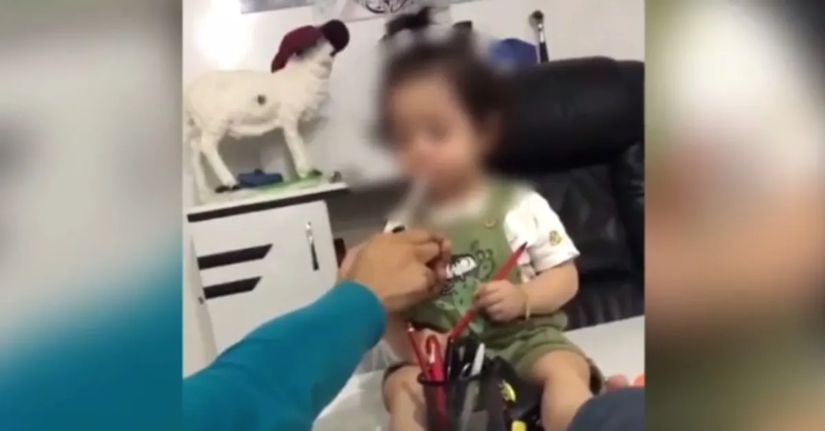 Bir skandal görüntü daha! Bu kez küçük çocuğa ‘babası’ sigara içirdi
