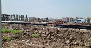 Üzerine inşaat demiri düşen işçi öldü