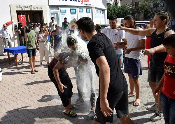damada-11-bin-tllik-telefon-takisi-antalyada-ilginc-anlar-1631036027179.jpg Damada 11 bin TL'lik telefon takısı | Antalya'da ilginç anlar - 2