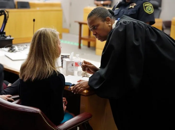 Mahkeme bu kararı verdi! Kardeşinin katiline sarılıp ağladı