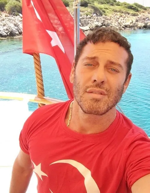 Ünlü fotoğrafçı Mert Alaş (FOTO: ahaber.com.tr ekran görüntüsü)