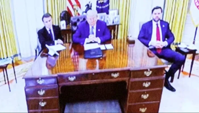 trump-ve-macron-gorusmesi-bomba-etkisi-yaratti-ikiliden-garip-el-sikismasi-macron-ip-ustunde-yurudu-1740491001145.jpg G7 Liderler Zirvesi'nde Macron'un sol tarafta kenarda oturtulduğu görülüyor. (Express aracılığıyla)