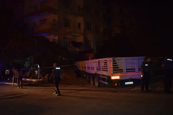 freni-bosalan-tir-ortaligi-savas-alanina-cevirdi-1627355285469.jpg Freni boşalan TIR ortalığı savaş alanına çevirdi! - 2