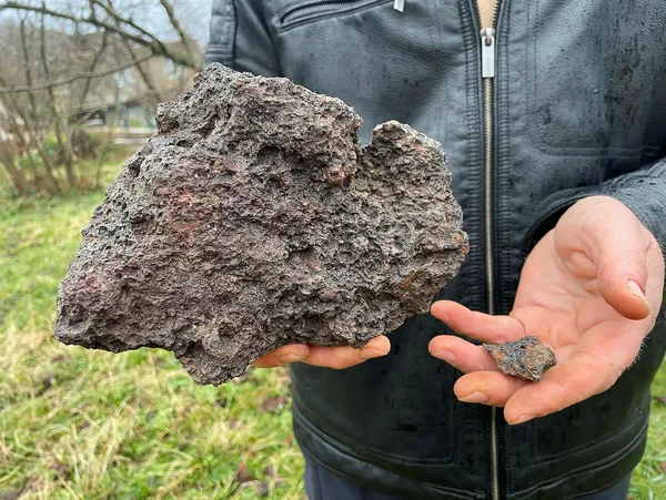 Tarlada bulduğu gök taşını 180 bin dolara sattı