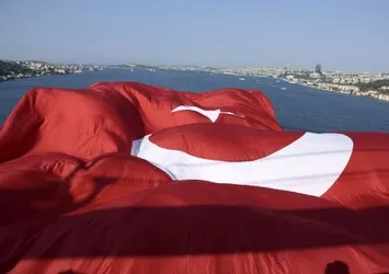 15 Temmuz Şehitler Köprüsü’ne Türk Bayrağı asıldı