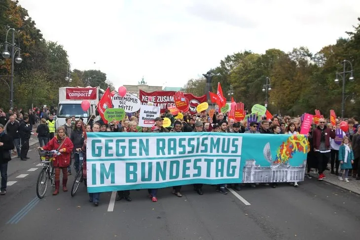 Almanya’da aşırı sağcı AfD protesto edildi